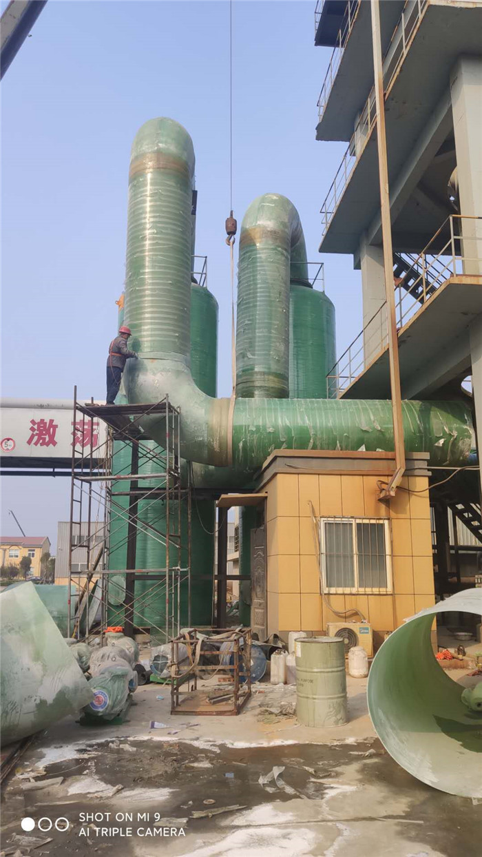脫硫塔和玻璃鋼管道施工現場
