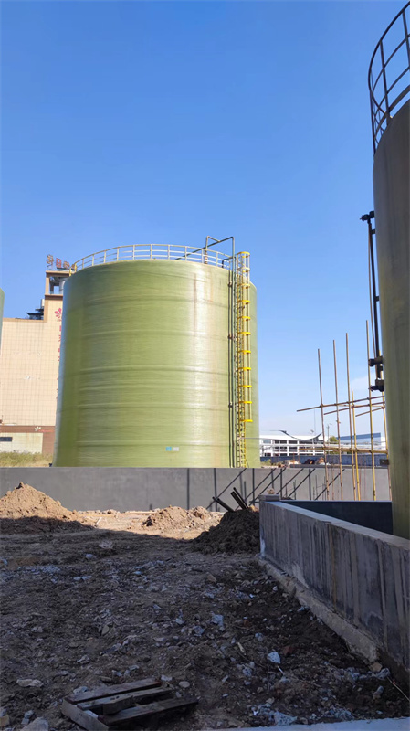 玻璃鋼纏繞罐施工現場